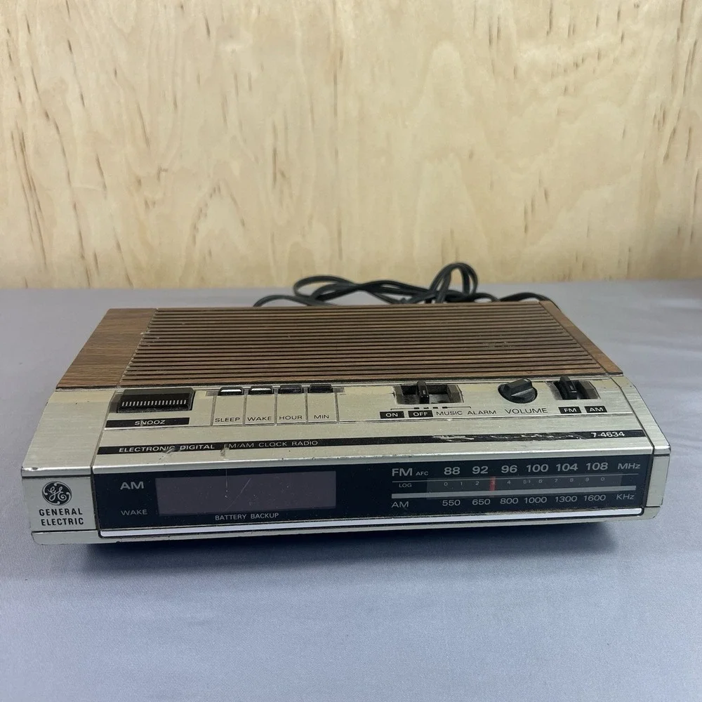 Vintage GE Clock Radio Model 7-4634 Woodgrain Silver Alarm Clock Radio Tested